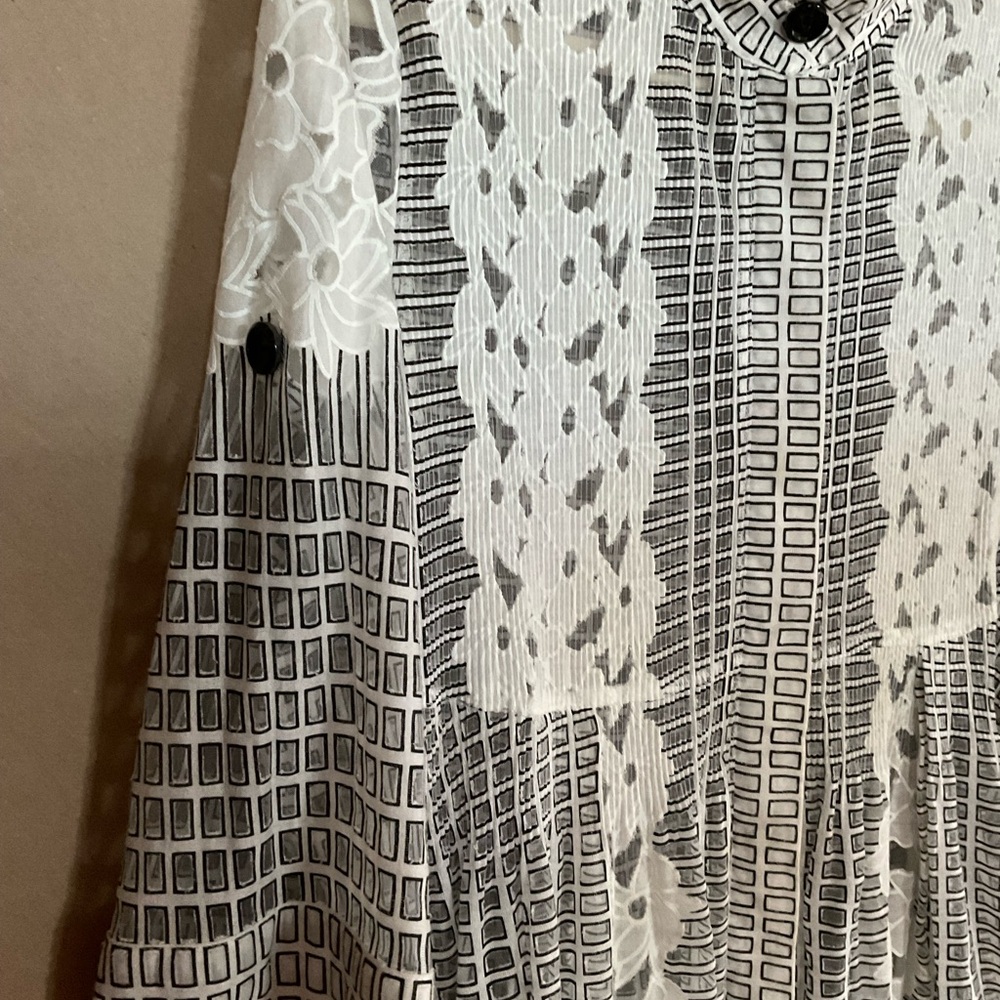 Lindi button down top. 3/4 sleeve. Floral. Size S - Picture 3 of 9